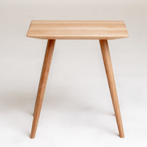Keiju puinen sivupöytä kahvipöytä siro sohvapöytä yöpöytä design Arto Halmetoja